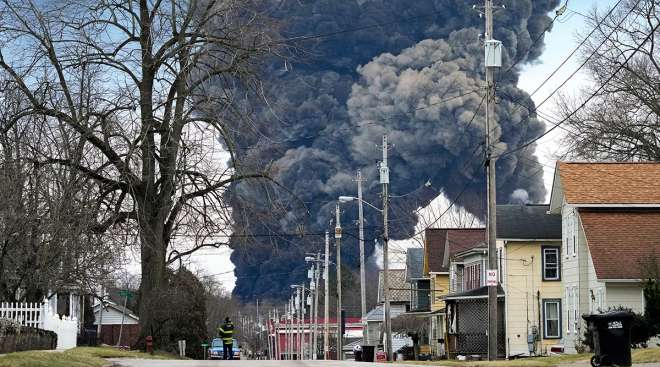 Black plume rises over East Palestine, Ohio